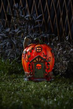 Preview: Feenhaus in Form eines Kürbis.. Nachts beleuchtet im Garten.